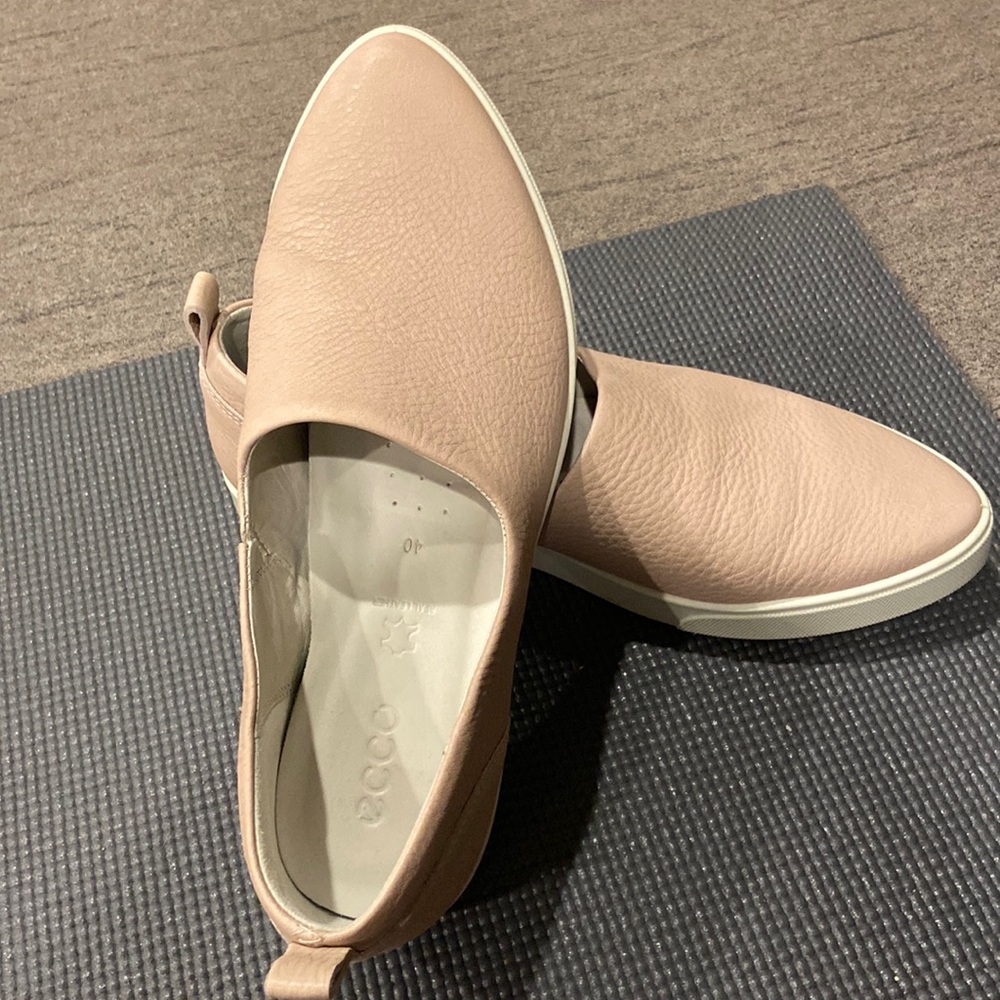 Ecco dusty pink pebble leather slide on sneakers. EUC. Woman’s Sz 9